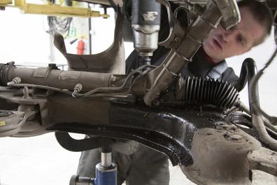 Процесс ремонта рулевых реек в Санрено на автозаводе
